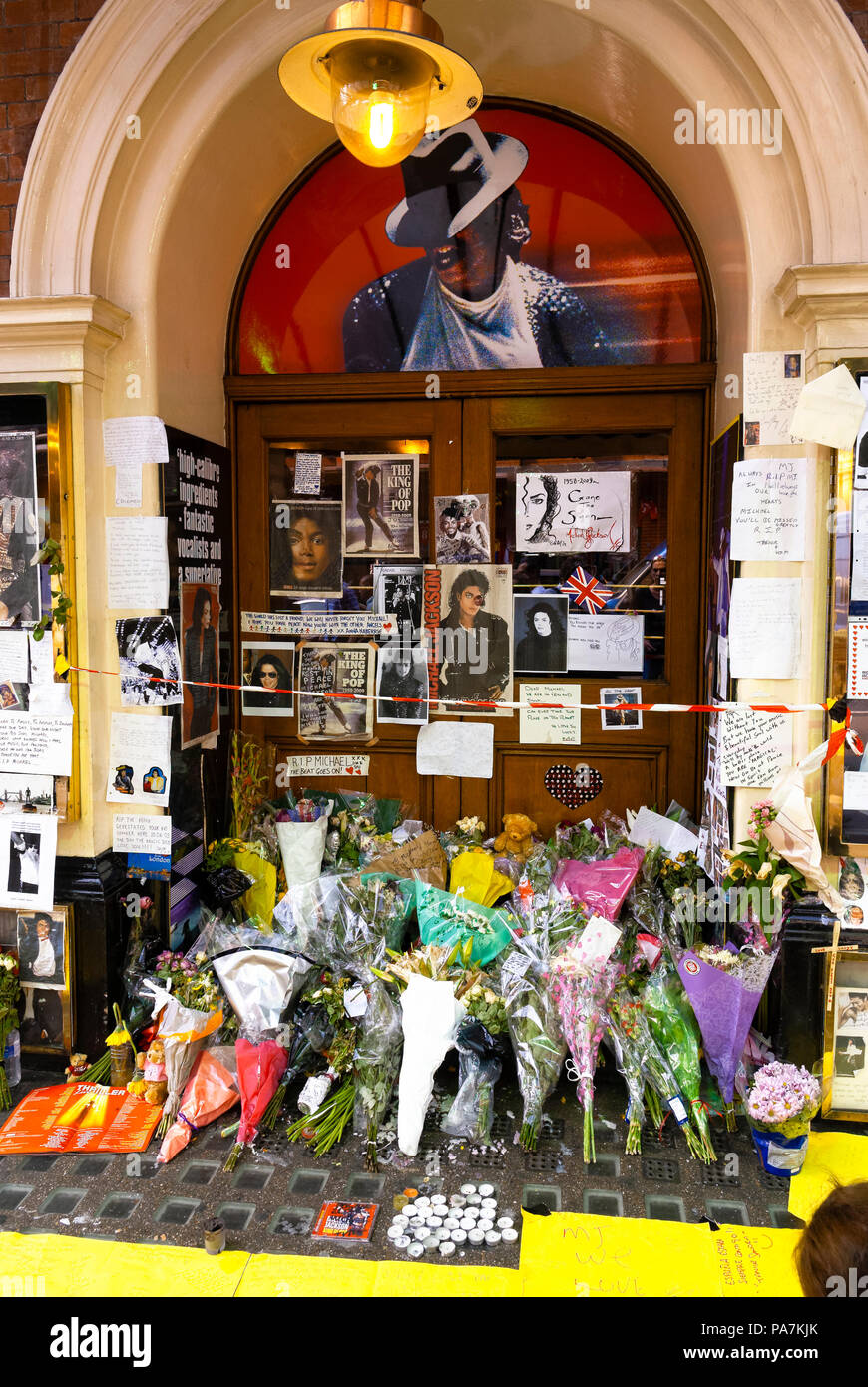 Tributi fuori dal Teatro Lirico di Shaftesbury Avenue dopo la morte di Michael Jackson, dove si esibisce a Londra il concerto 'Thriller Live' Foto Stock
