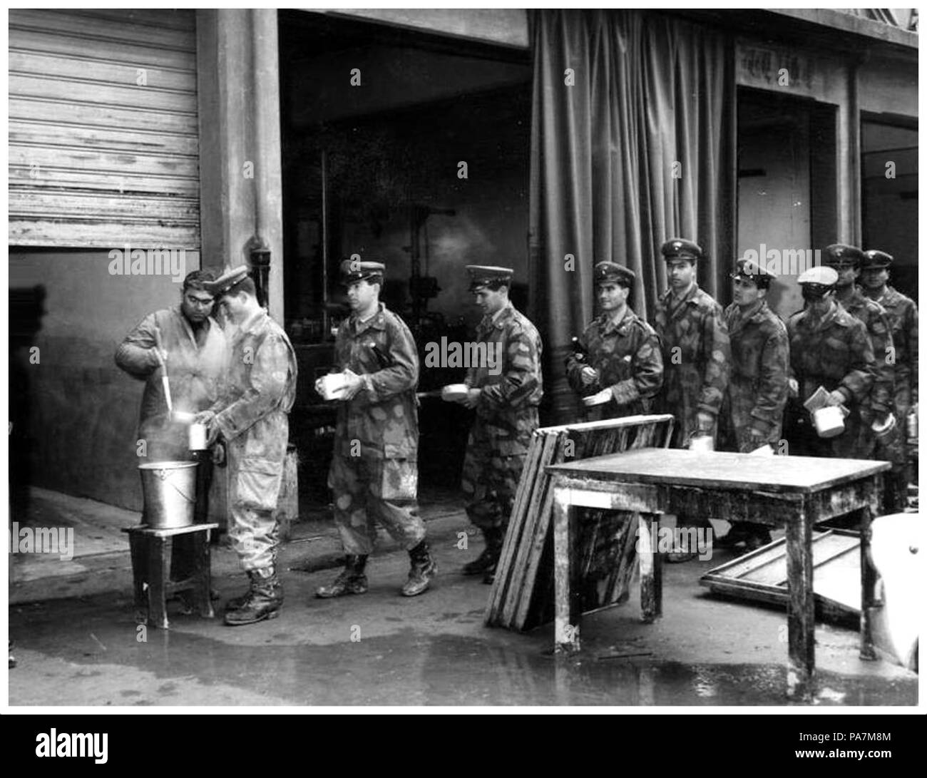 20 angeli del fango della Scuola Sottufficiali Carabinieri, fotografati a novembre del 1966 Foto Stock