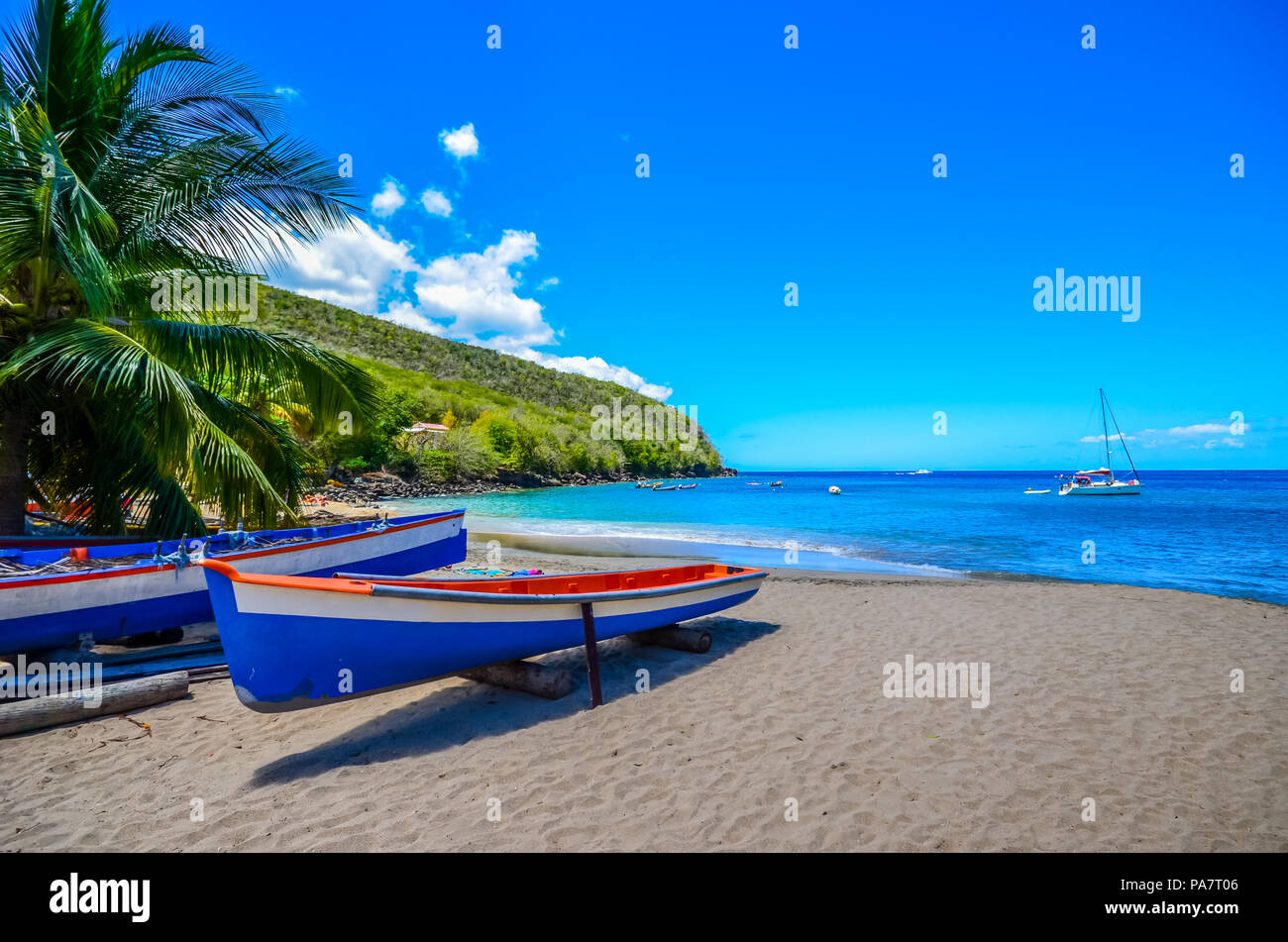 Caraibi Martinica spiaggia accanto a tradizionali barche da pesca Foto Stock