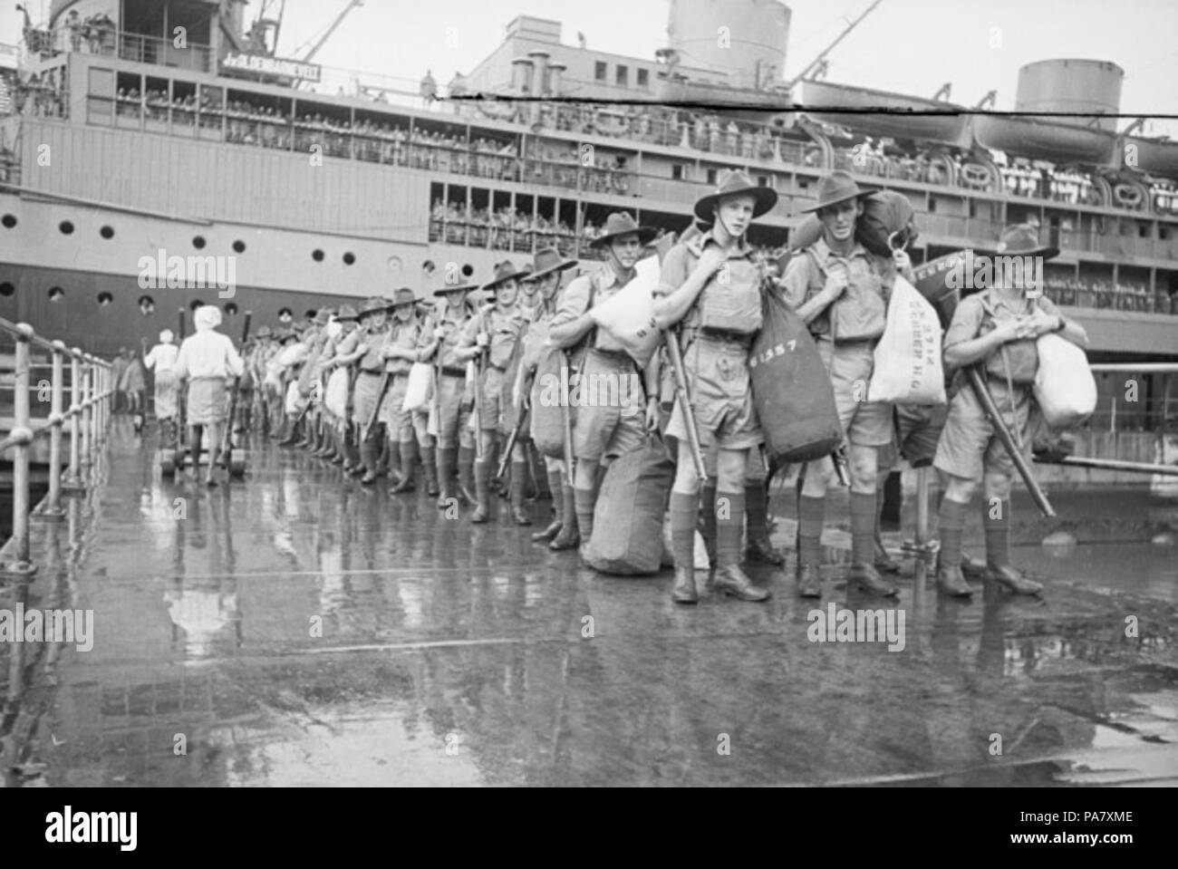 26 le truppe australiane che arrivano a Singapore (AWM immagine) Foto Stock