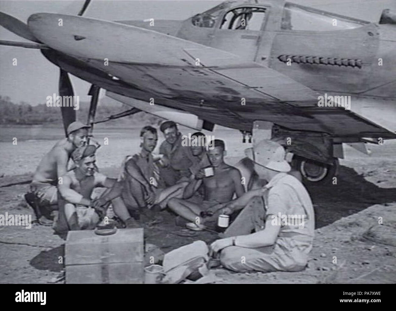 27 AWM 025894 Bell P-39 Airacobra e noi personale di terra Foto Stock