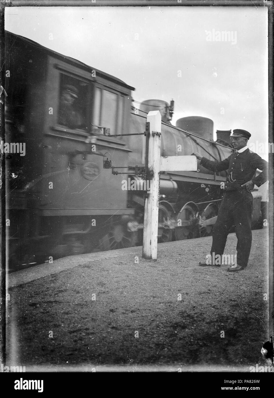49 modifica la compressa a Horopito stazione ferroviaria, con una "X" locomotiva classe passando. ATLIB 289748 Foto Stock