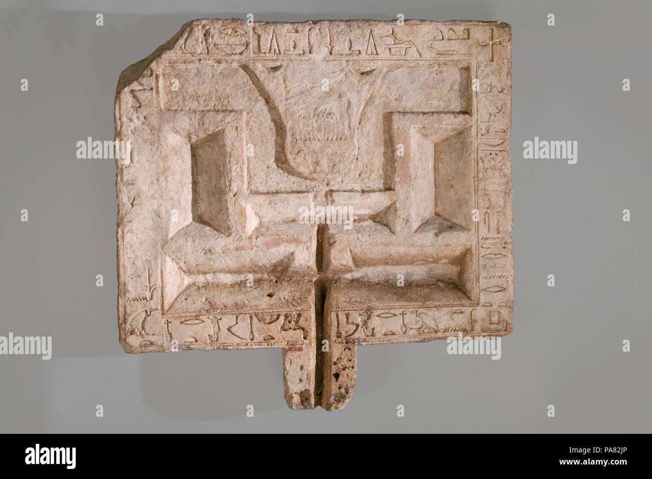 Offrendo la tabella. Dimensioni: L. 47 × larg. 48,5 × H. 6.2 cm, 25,3 kg (18 1/2 × 19 1/8 × 2 7/16 in., 55,8 lb.). Dynasty: Dynasty 12. Data: ca. 1981-1802 A.C. Museo: Metropolitan Museum of Art di New York, Stati Uniti d'America. Foto Stock