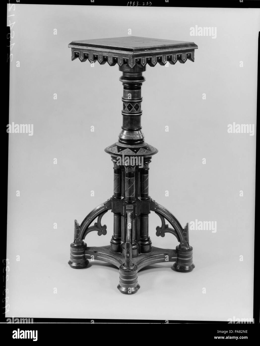 Il piedistallo. Cultura: American. Dimensioni: H. 36 1/2 in. (92,7 cm). Data: ca. 1875. Museo: Metropolitan Museum of Art di New York, Stati Uniti d'America. Foto Stock