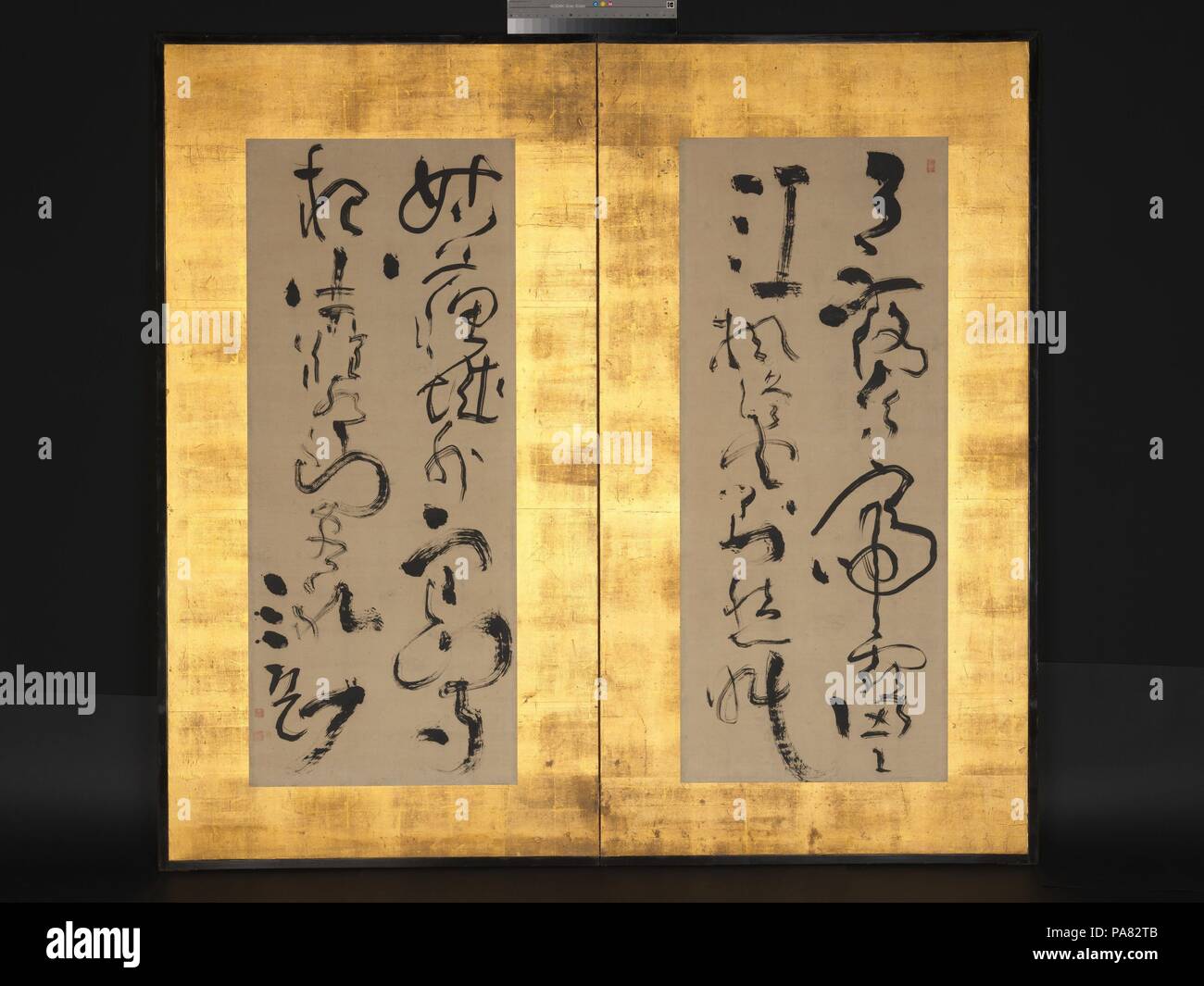 La calligrafia di un codolo-dynasty poesia, 'Maple notturna del ponte di attracco'. Artista: Taiga Ike (giapponese, 1723-1776). Cultura: il Giappone. Dimensioni: immagine (ciascun pannello): 53 1/4 x 22 1/8 in. (135.3 x 56,2 cm) complessivo: 68 3/4 x 72 3/4 in. (174.6 x 184.8 cm.). Data: ca. 1770. Durante il periodo Edo Taiga Ike, uno del Giappone più prolifici artisti letterati, eccelso in un particolare stile calligrafico chiamato karayo, o la Cinese-stile calligraphy. Questa schermata mostra la taiga la esecuzione di un famoso poema cinese, 'Maple notturna del ponte di attracco, composta da Zhang Ji nell'ottavo secolo. Tradotto, il poema si legge: la luna Foto Stock