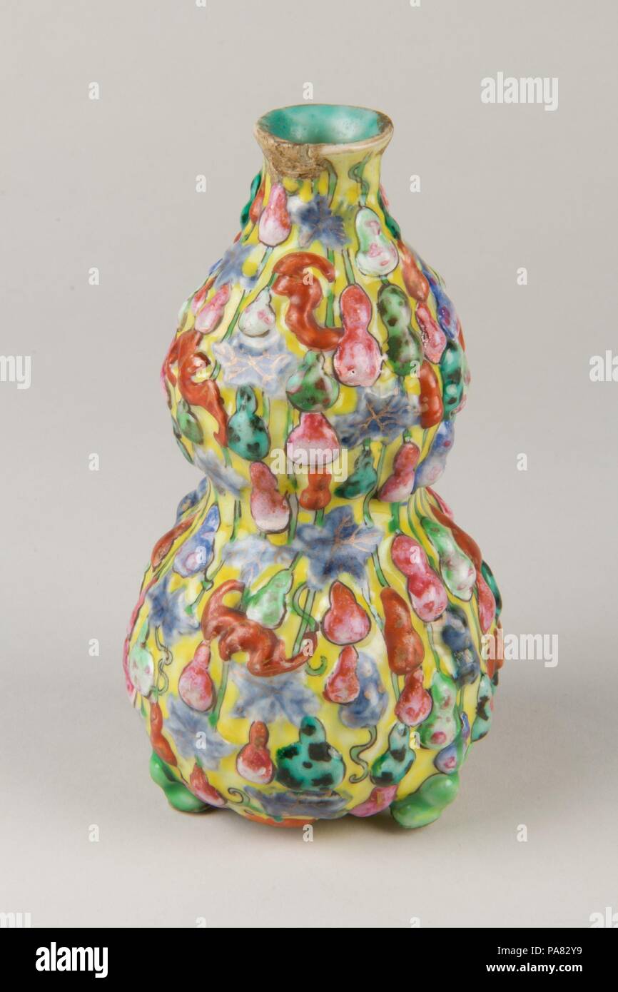 Vaso. Cultura: la Cina. Dimensioni: H. 6 1/2 in. (16,5 cm). Data: prima metà del XIX secolo. Museo: Metropolitan Museum of Art di New York, Stati Uniti d'America. Foto Stock