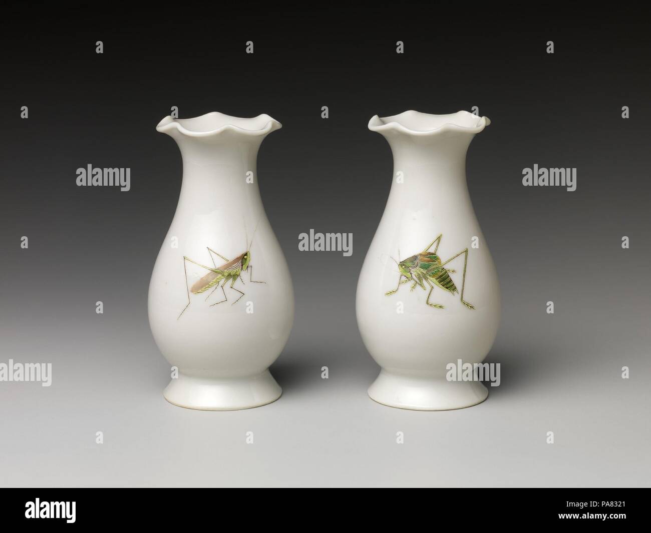 Coppia di vasi con i grilli. Cultura: la Cina. Dimensioni: H. 4. (10,2 cm). Grilli, che da lungo tempo sono stati tenuti come animali domestici in Cina, sono simboli della felicità (xi) e del buon auspicio (xi) in parte perché un nome per questi insetti è xishuai e il carattere iniziale, xi, serve come un omonimo per entrambe le parole. Questa coppia ha sia un marchio Hongxian e un secondo segno jurentang lettura, o la sala dove risiede la benevolenza. Jurentang è il nome di una casa dove Yuan Shikai (1859-1916), il regime autocratico di primo presidente della Repubblica di Cina, vissuto e aveva il suo ufficio. Museo: Metropolitan Museum of Art Foto Stock