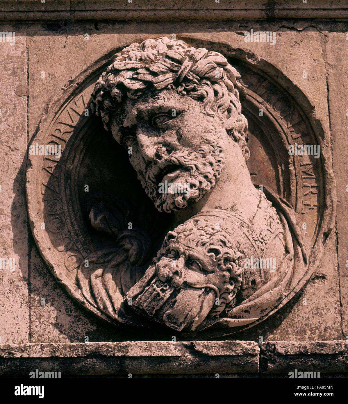 Esterno FACHADA DEL HOSTAL-DETALLE DEL TONDO DE D Gonzalo Ruiz GIRON. Autore: Juan de Juni (c. 1507-1577). Posizione: Ostello / Convento de San Marcos, LEON, Spagna. Foto Stock