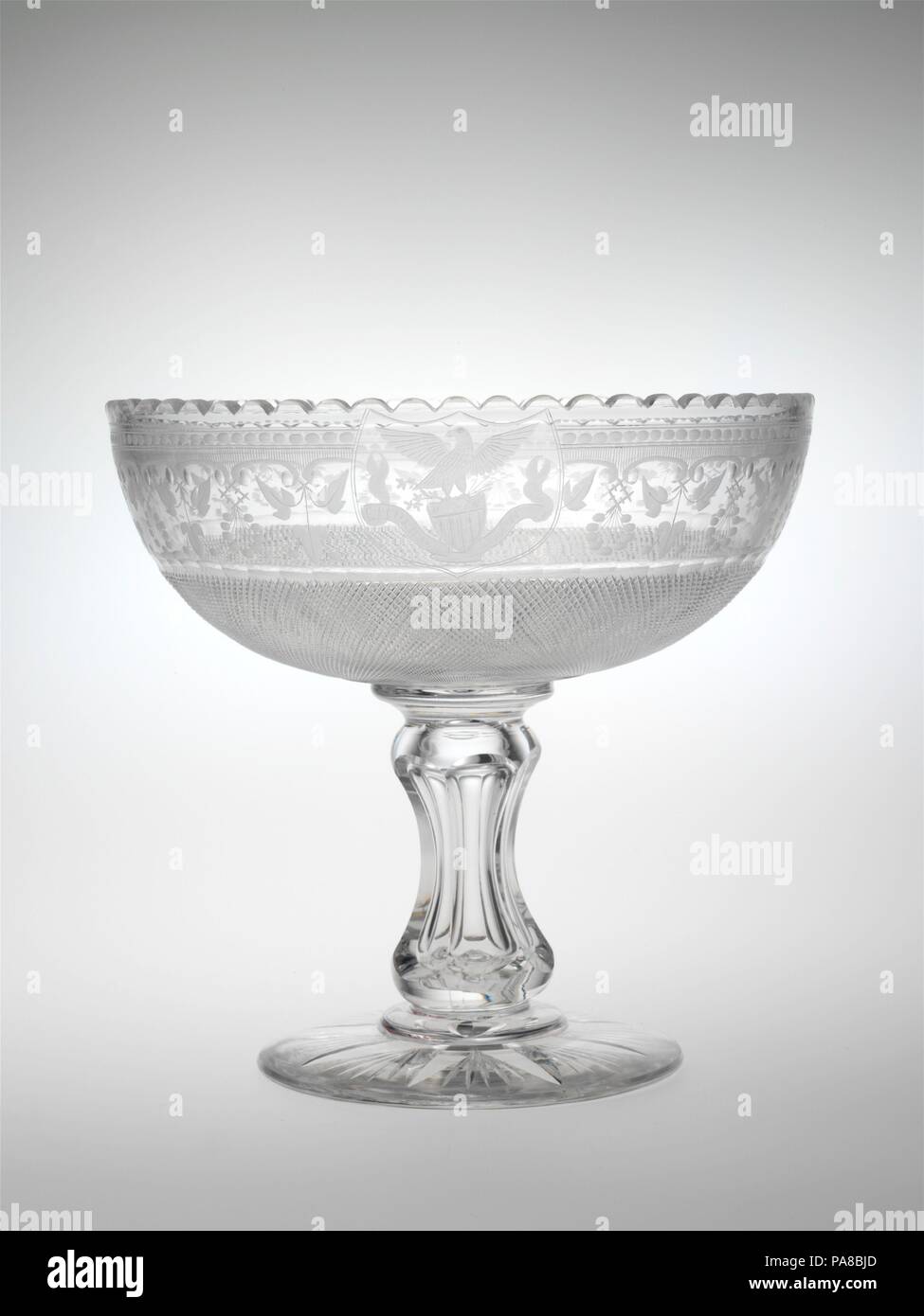 Frutta sciroppata. Artista: Long Island in vetro flint opere di Christian Dorflinger (1852-63). Cultura: American. Dimensioni: H. 7 1/2 in. (19,1 cm). Data: 1861. Questa composta con incisa una versione del grande sigillo degli Stati Uniti, era parte di un più ampio servizio ordinato da Mary Todd Lincoln nel 1861 per l'uso nella Casa Bianca. Museo: Metropolitan Museum of Art di New York, Stati Uniti d'America. Foto Stock