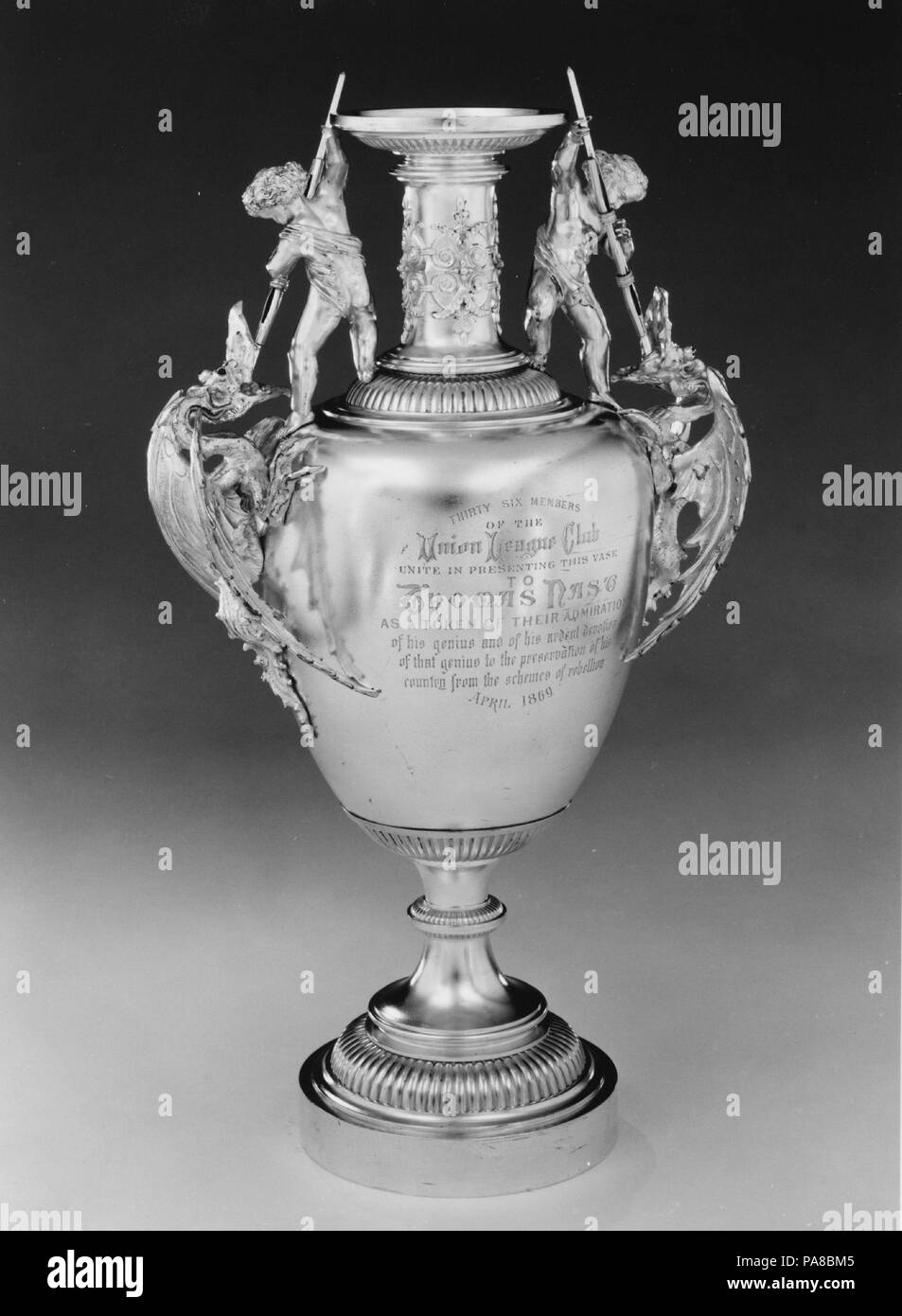 Vaso. Cultura: American. Dimensioni: complessivo: 15 1/2 x 8 3/4 x 5 13/16 in. (39,4 x 22,2 x 14,8 cm); 79 oz. 1 dwt. 2459.6 (g) piedi: Diam. 4 5/8 in. (11,7 cm). Autore: Tiffany & Co. (1837-presente). Data: 1869. Museo: Metropolitan Museum of Art di New York, Stati Uniti d'America. Foto Stock