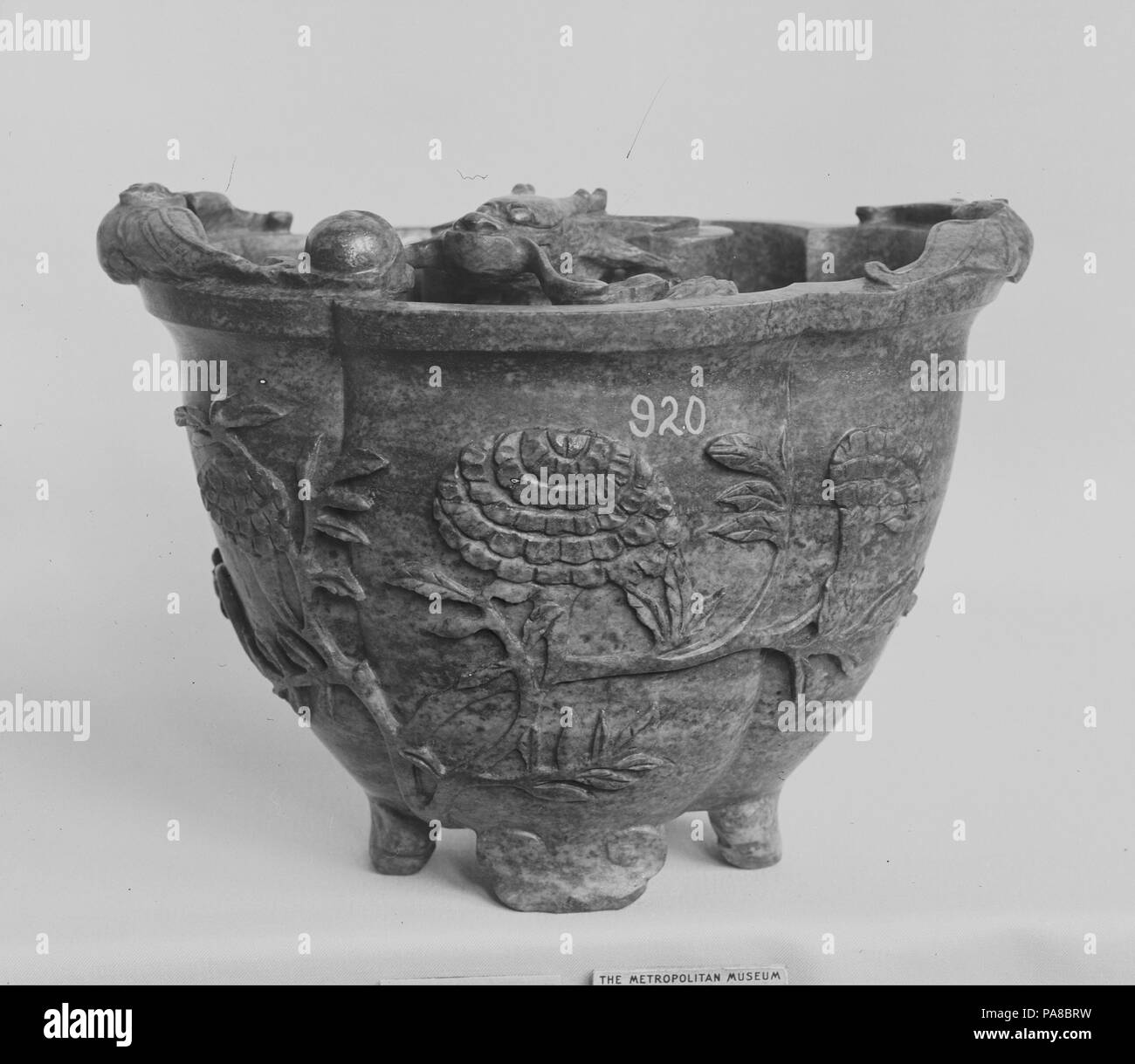 Treppiede con Dragon. Cultura: la Cina. Dimensioni: H. 3 7/8 in. (9,8 cm); L. 5 1/8 in. (13 cm). Data: XVIII secolo. Museo: Metropolitan Museum of Art di New York, Stati Uniti d'America. Foto Stock