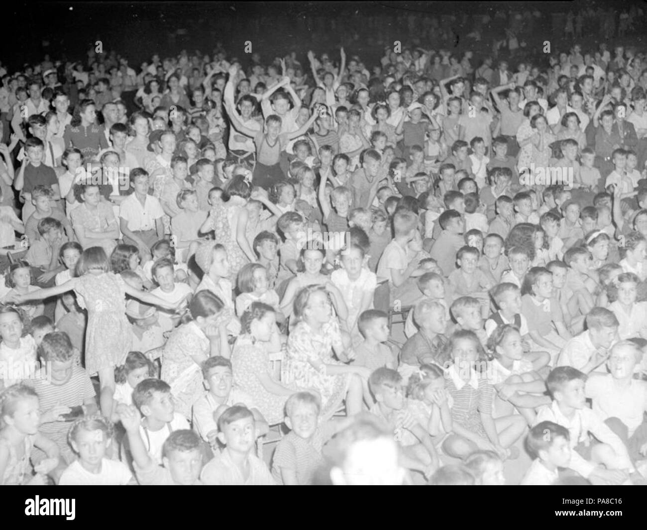 50 bambini. Bambini al film di film al parco boschivo. Sponsorizzato dal sig. Capier, Hartney's Verdun BAnQ P48S1P10192 Foto Stock