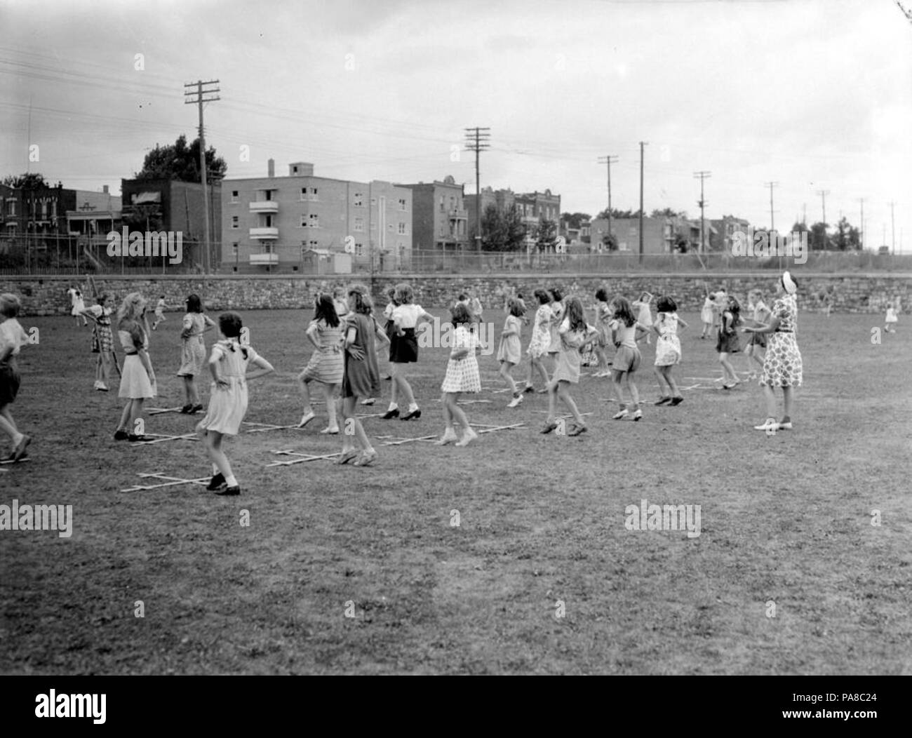 50 bambini. La vacanza estiva scuola. Parco giochi sulla torta IX. Ballo di spada BAnQ P48S1P07557 Foto Stock