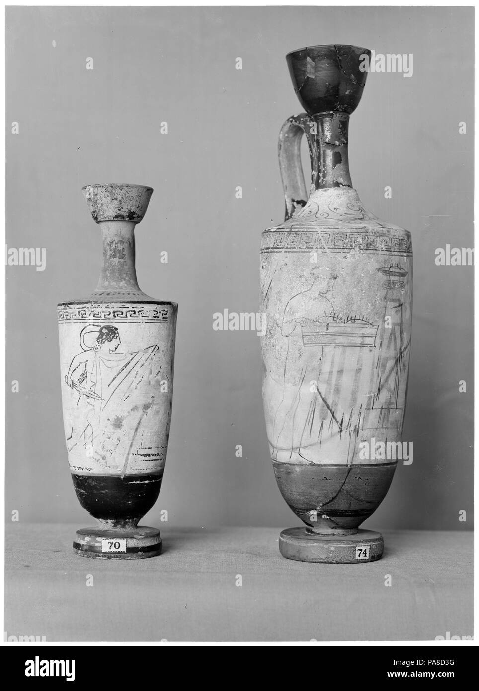 Lekythos. Cultura: greco, soffitta. Dimensioni: Altezza: 12 3/4 in. (32,4 cm) di diametro: 3 13/16 × 2 3/16 x 2 5/8 in. (9,7 × 5,6 × 6,7 cm). Data: ca. 430 A.C. Museo: Metropolitan Museum of Art di New York, Stati Uniti d'America. Foto Stock