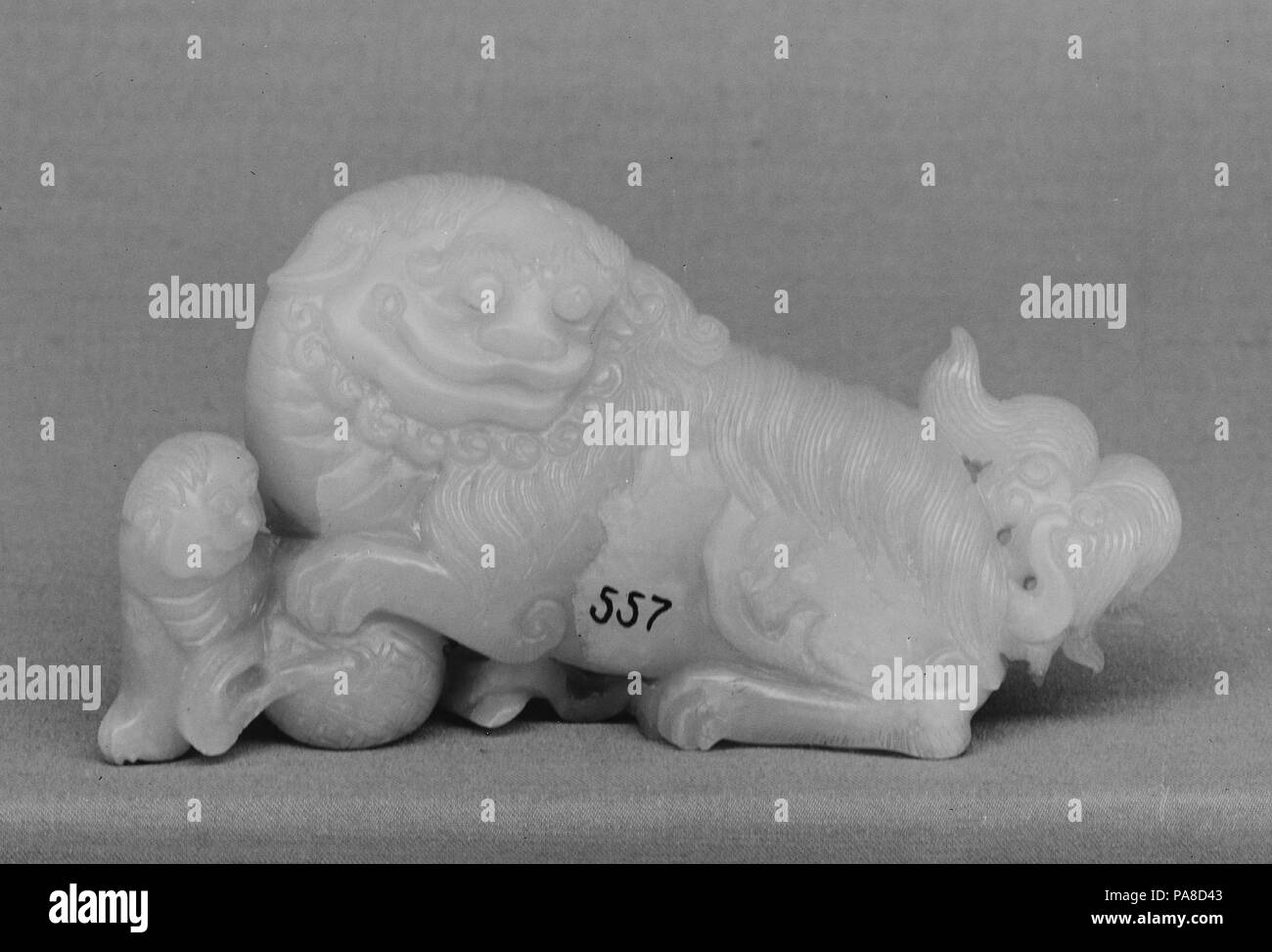 Lion. Cultura: la Cina. Dimensioni: H. 1 3/4 in. (4,5 cm); W. 3 5/8 in. (9.2 cm); D. 11/16 in. (1,8 cm). Museo: Metropolitan Museum of Art di New York, Stati Uniti d'America. Foto Stock