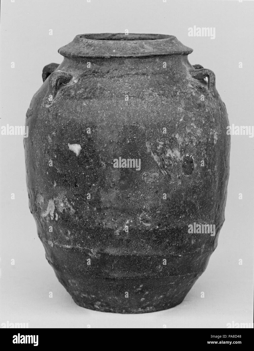 Vaso. Cultura: il Giappone. Dimensioni: H. 7 5/8 in. (19,3 cm); Diam. 5 3/4 in. (14,6 cm); Diam. del cerchione 2 5/8 in. (6.7 cm); Diam. di base 3 a. (7.6 cm). Data: XVIII secolo. Museo: Metropolitan Museum of Art di New York, Stati Uniti d'America. Foto Stock