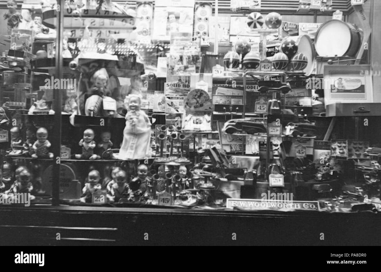 67 Display. Display di Natale a Woolworth's BAnQ P48S1P06790 Foto Stock