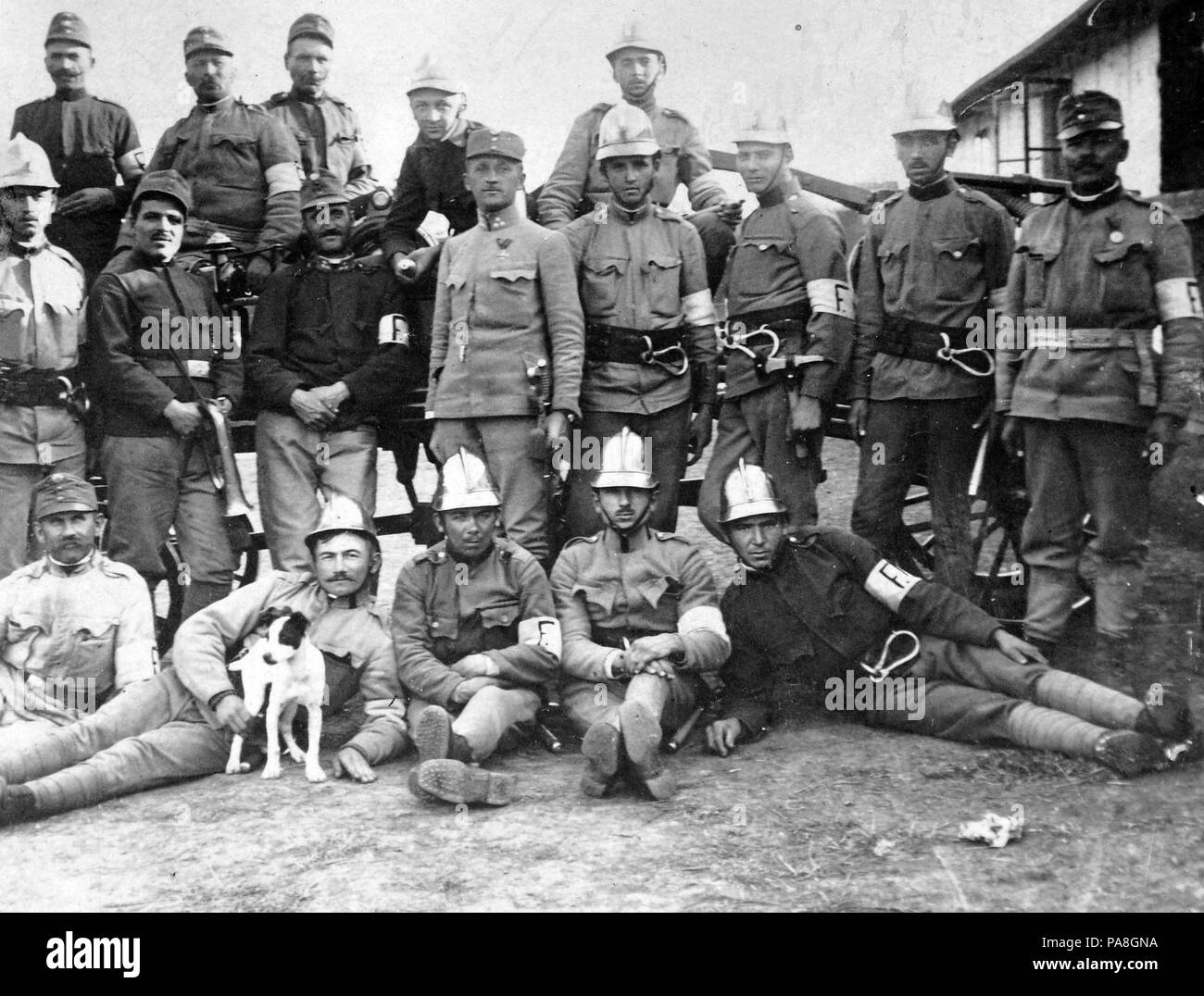 653 Prima Guerra Mondiale, tableau, cane, uomini, uniforme, bracciale, moschettone, casco, pompiere Fortepan 4690 Foto Stock