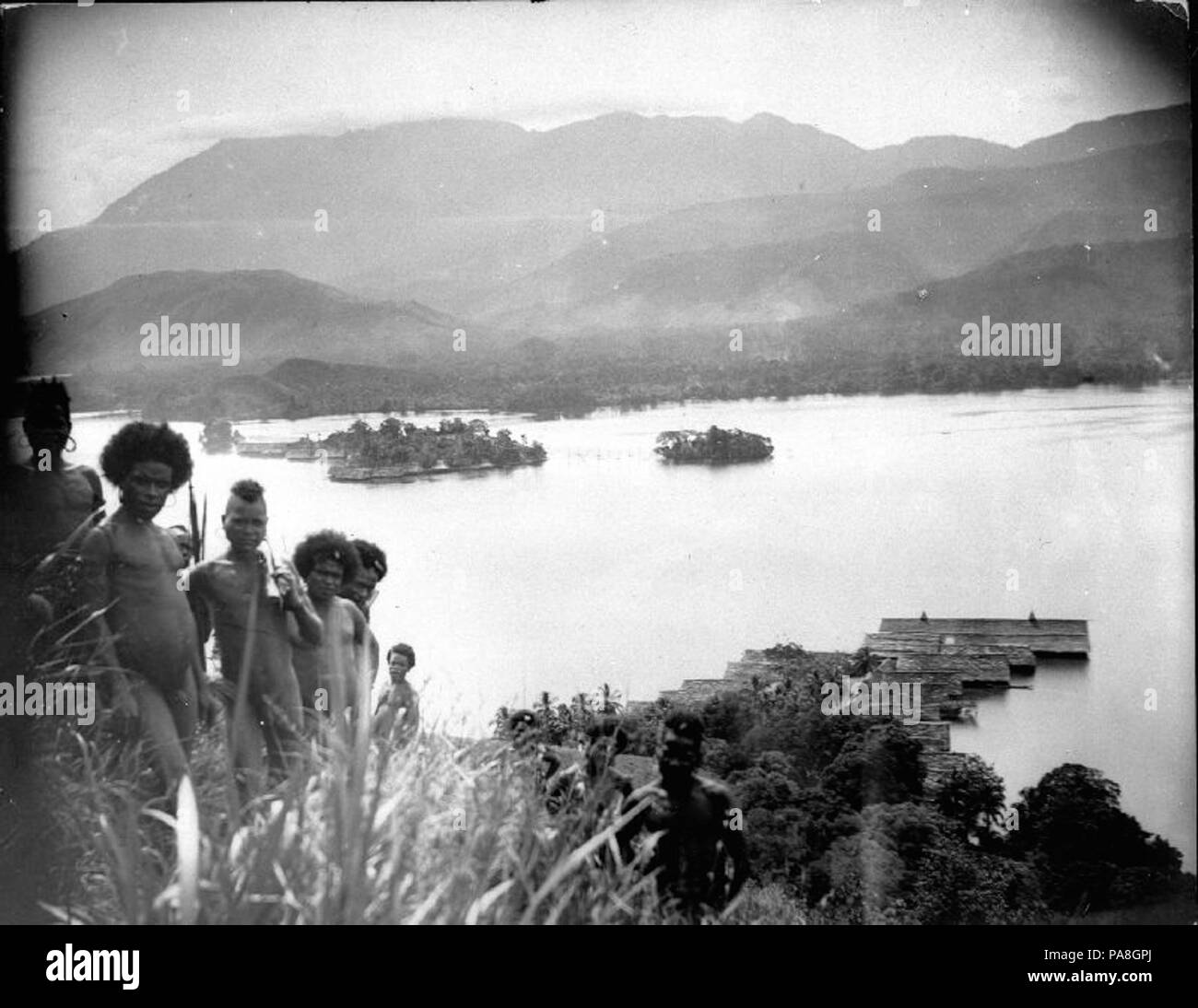 102 Gezicht op de dorpen Ajapo en Asé in het Sentani-meer - Collectie stichting Nationaal Museum van Wereldculturen - TM-60014990 Foto Stock