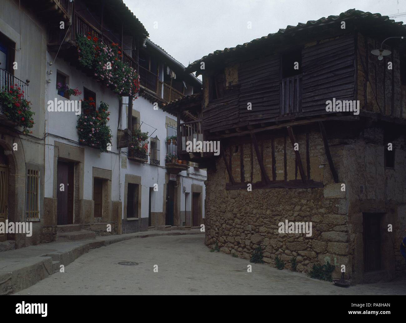 CASAS CON BALCONES CON FLORES. Posizione: esterno, VILLANUEVA DE LA VERA, Spagna. Foto Stock