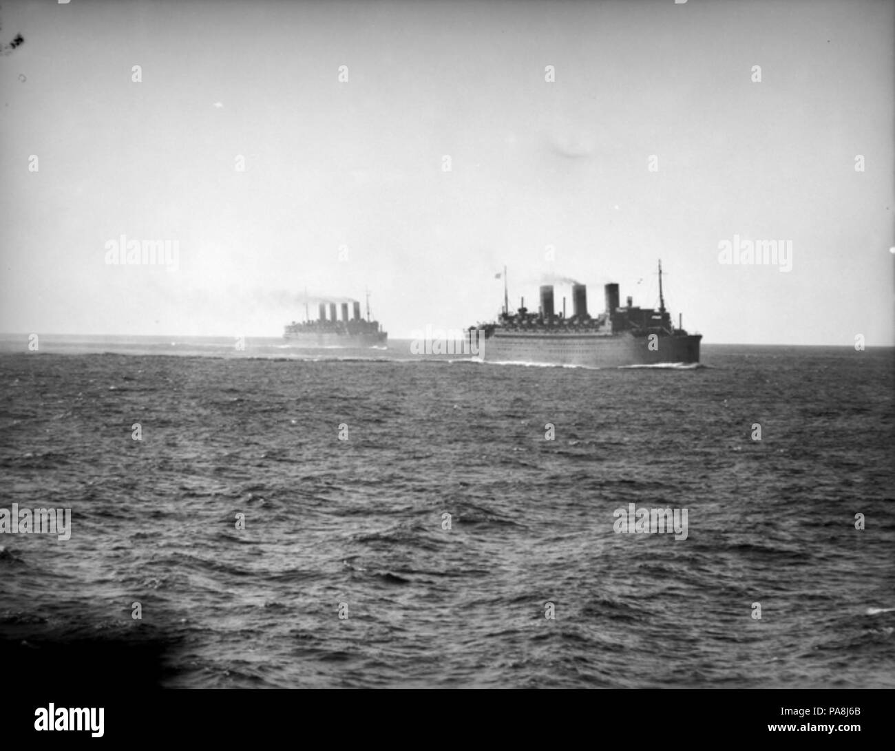 114 HMT Île-De-France e HMT Aquitania durante il WW2 Foto Stock