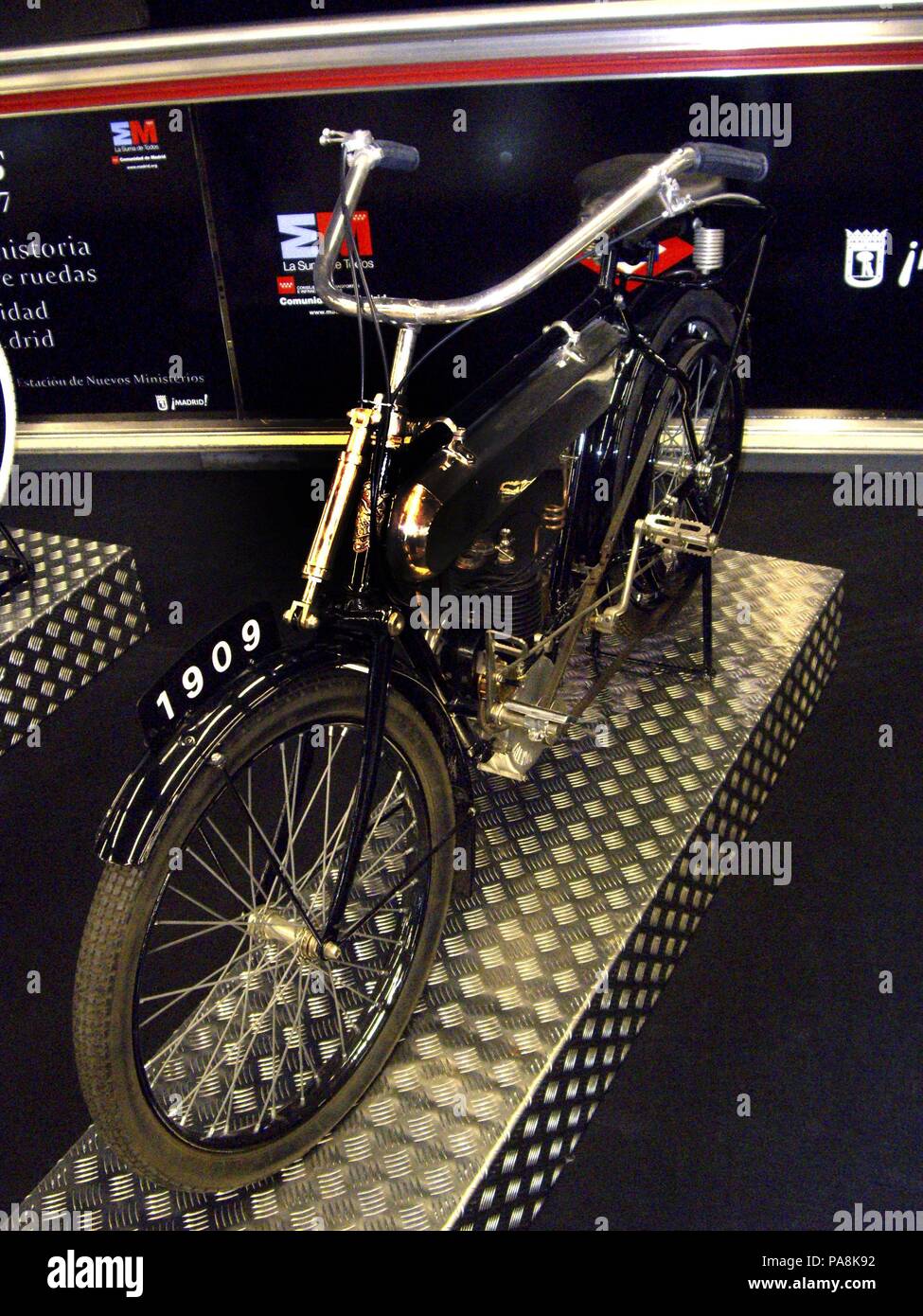 EXPOSICION DE MOTOS Y BICICLETAS CON MOTOR DESDE 1895 hasta la Actualidad Economica EN ENERO DEL 2008. Posizione: ESTACION DE NUEVOS MINISTERIOS, MADRID, Spagna. Foto Stock