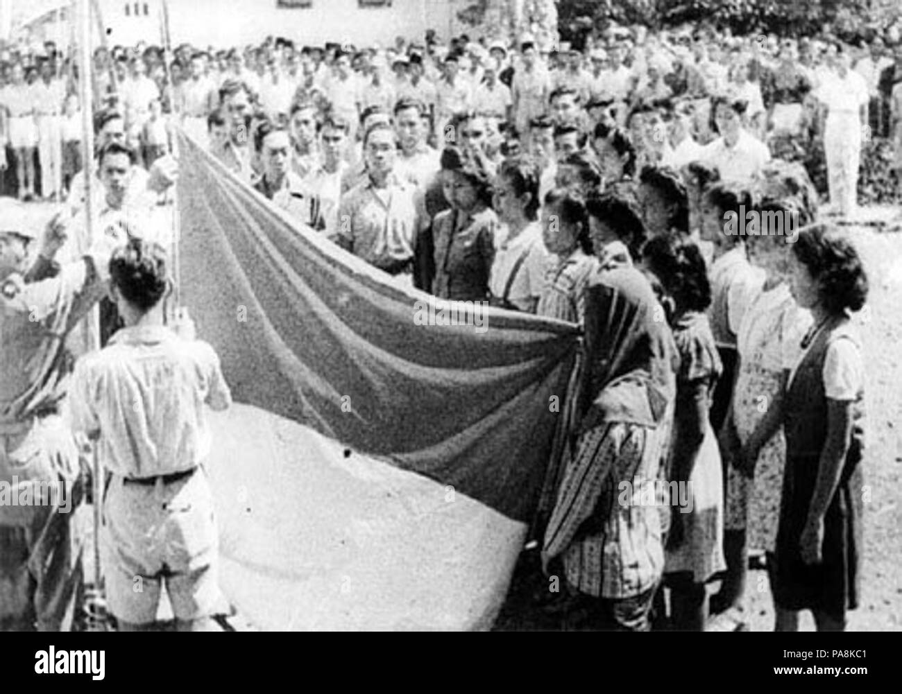 124 Indonesia bandiera sollevamento testimoni 17 Agosto 1945 Foto Stock 124 Indonesia bandiera sollevamento testimoni 17 Agosto 1945 Foto Stock