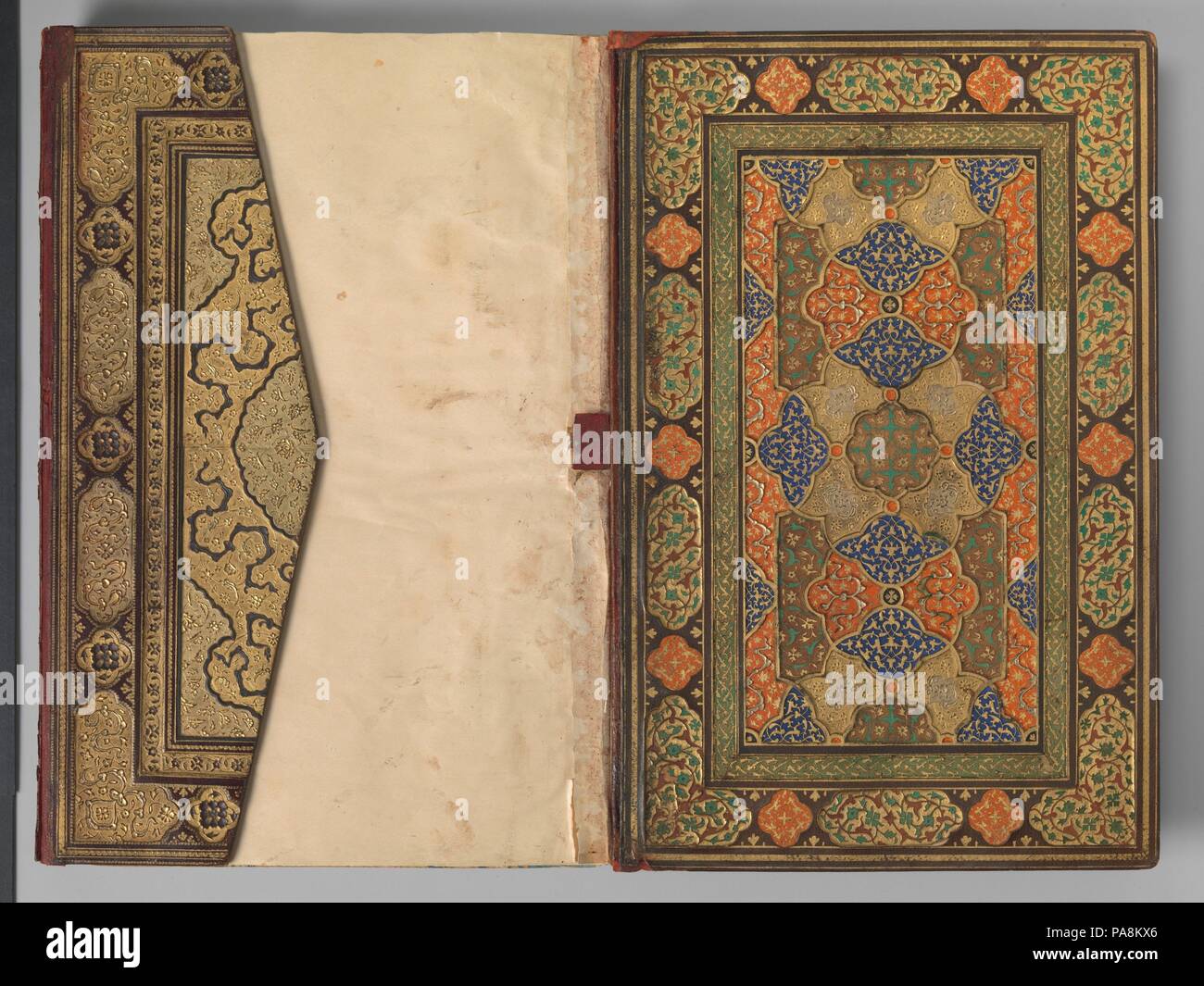 Mantiq al-tair (lingua degli uccelli). Autore: Farid al-Din 'Attar (ca. 1142-1220). Calligrapher: Sultan 'Ali Mashhadi (ca.1440-1520). Dimensioni: H. 12 7/8 in. (32,7 cm) W. 8 5/16 in. (21,1 cm). Data: ca. 1600. Questo elegantemente illuminato a doppia pagina frontespizio contiene i primi venti linee di preghiere. Le aree di testo sono racchiusi da quattro grandi pannelli che contengono il titolo del libro, Mantiq al-Tayr, e il nome dell'autore, Farid al-Din 'Attar, nel cartiglio centrale. Un minuto iscrizione presso il bordo di questi pannelli dice che è stata fatta da un famoso illuminatore e pittore, Zayn al-'Abi Foto Stock