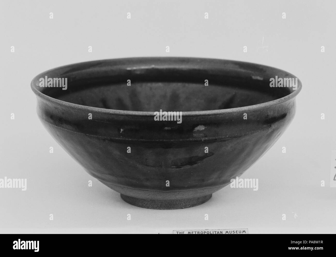 Ciotola. Cultura: il Giappone. Dimensioni: H. 2 1/8 in. (5.4 cm); Diam. 4 3/4 in. (12,1 cm); Diam. del piede 1 5/8 in. (4.1 cm). Data: XVIII secolo. Museo: Metropolitan Museum of Art di New York, Stati Uniti d'America. Foto Stock