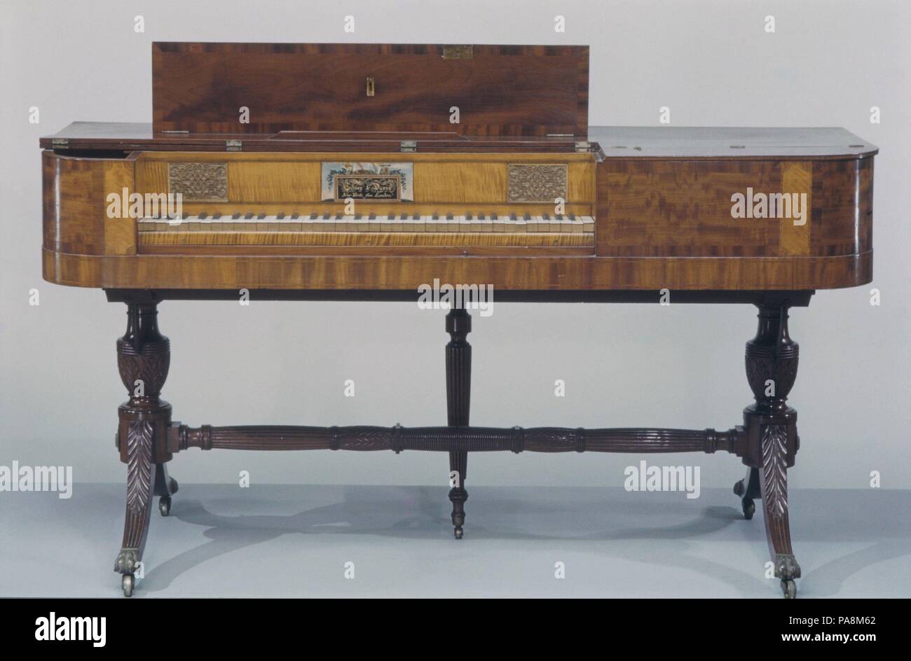 Il pianoforte. Cultura: American. Dimensioni: 36 3/4 x 69 3/4 x 25 in. (93,3 x 177.2 x 63,5 cm). Autore: caso attribuite alla bottega di Duncan Phyfe (1770-1854); opere di Gibson & Davis (American, active ca. 1801-20). Data: 1810-15. Museo: Metropolitan Museum of Art di New York, Stati Uniti d'America. Foto Stock