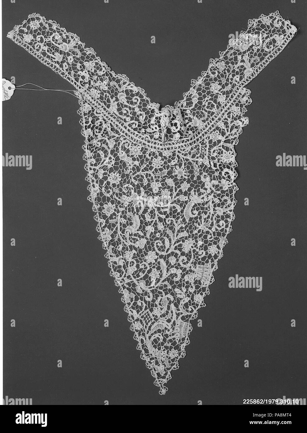 Collare e vestee. Cultura: francese. Dimensioni: Stand up collare: L. 14 x W. 1 1/4 pollici (35,6 x 3,2 cm); Vestee: L. 8 x W. 10 pollici (20,3 x 25,4 cm). Data: tardo XVII secolo. Il Metropolitan Museum di grande raccolta di pizzo è stato avviato quando il museo è diventato il primo tra i musei americani per organizzare una collezione permanente di pizzo con l'accettazione del McCallum raccolta nel 1879 e i lasciti della sig.ra John Jacob Astor, la sig.ra Robert L. Stuart, la sig.ra Augusto Cleveland, e la sig.ra A. W. inverni poco dopo. Nel 1893 un prestito collezione di antichi merletti mostrato al mondo del Columbian Foto Stock