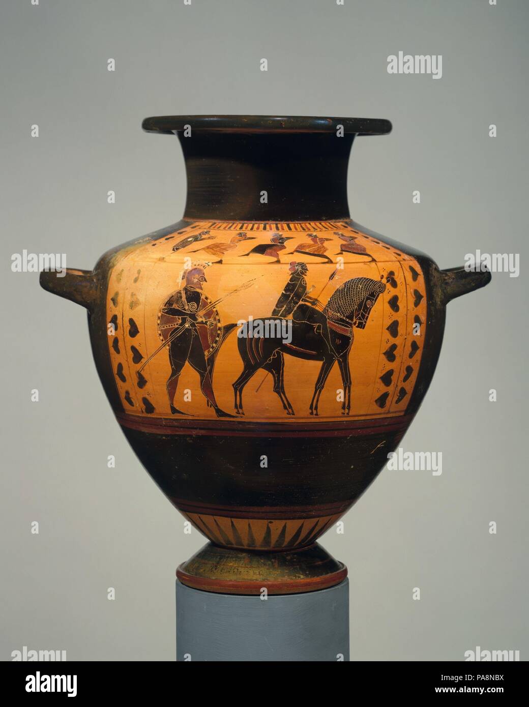 Hydria di terracotta (acqua jar). Cultura: greco, soffitta. Dimensioni: complessivo: 19 3/4 x 15 1/2a. (50,1 x 39.4cm) di diametro della bocca 8 1/2a. (21.6cm) di diametro del corpo 12 3/16 in. (30,9 cm). Data: ca. 560 a.C.). Sul corpo e il piede soldato e cavaliere sulla spalla, coro: flautista e ballerini questo vaso contribuisce alla nostra conoscenza dei primi spettacoli teatrali. Le figure possono essere identificati dai loro capi e in particolare dalle orecchie animali nascosto nel loro lacci. Con l'assistenza di rappresentazioni contemporanee, è possibile correlare il coro per le prestazioni Foto Stock