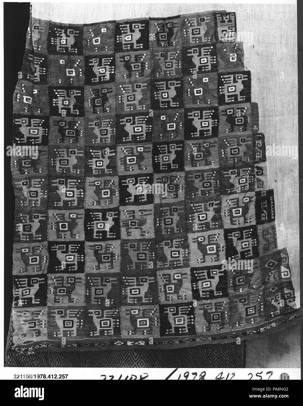 Frammento di mantello. Cultura: Wari. Dimensioni: H. 71 1/2 x W. 74 1/2 in. (181,6 x 189,2 cm). Data: 9th-10secolo. Museo: Metropolitan Museum of Art di New York, Stati Uniti d'America. Foto Stock