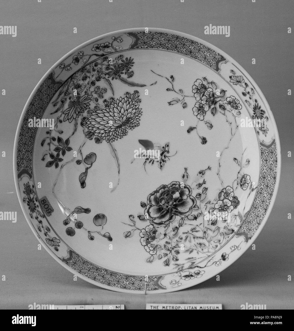 Piatto. Cultura: la Cina. Dimensioni: diam. 7 3/4 in. (19,7 cm). Museo: Metropolitan Museum of Art di New York, Stati Uniti d'America. Foto Stock
