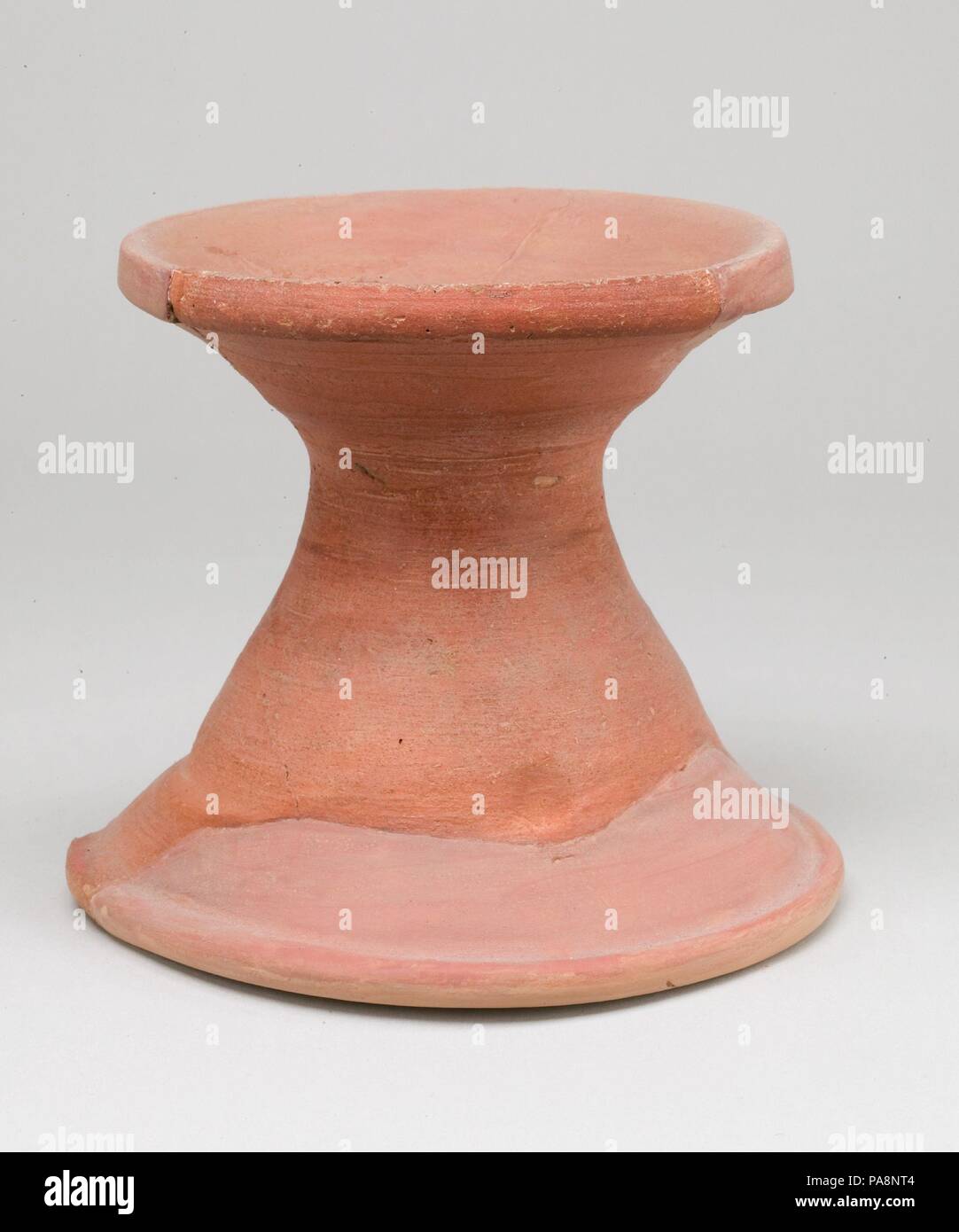 Red Ware Stand Jar da Malqata. Dimensioni: H. 11,5 cm (4 1/2 in); diam. 13,5 cm (5 5/16 in.). Dynasty: Dynasty 18. Regno: regno di Amenofi III. Data: ca. 1390-1353 A.C. Museo: Metropolitan Museum of Art di New York, Stati Uniti d'America. Foto Stock