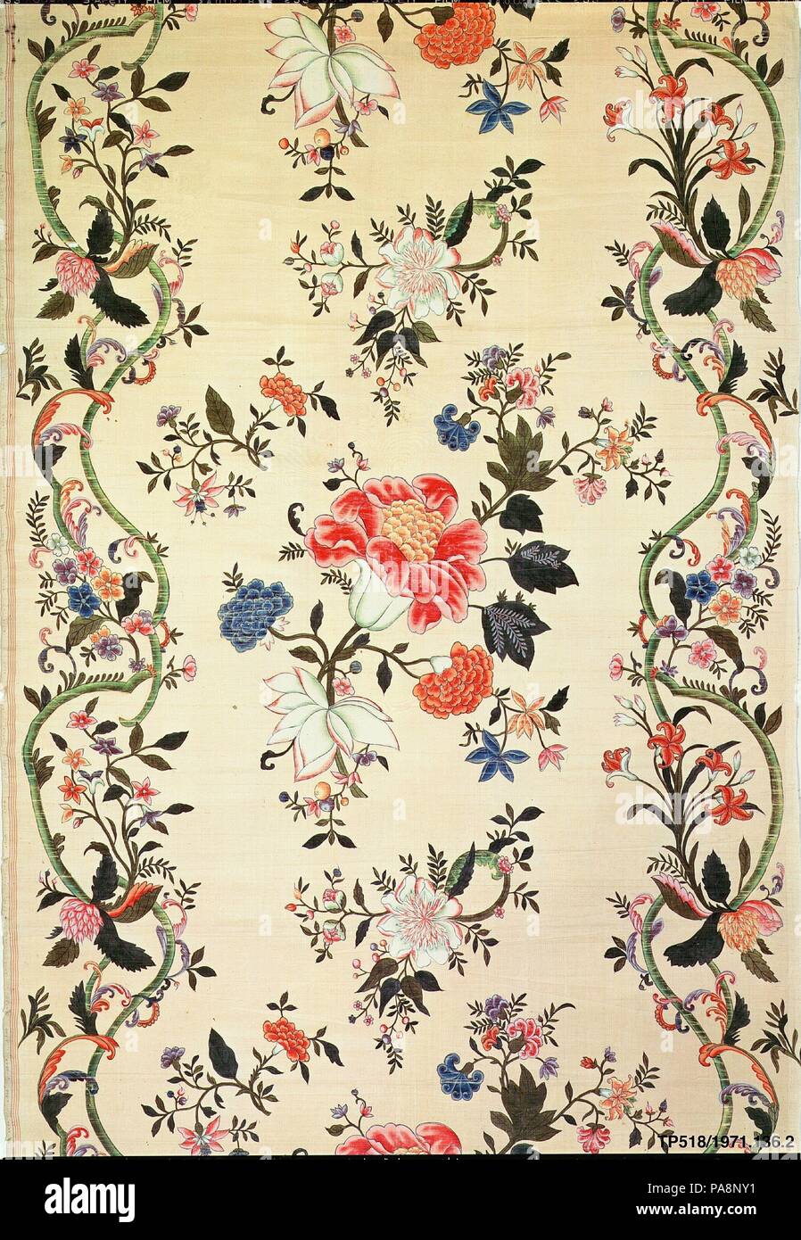 Pannello. Cultura: cinese, per il mercato francese. Dimensioni: 76 x 31 1/2 in. (193 x 80cm). Data: inizio del XVIII secolo. Sete sottile dipinta con fiori, uccelli e farfalle per vestire lunghezze, foglie di ventola e di pannelli a schermo sono stati la fase finale di della Cina antica il commercio della seta con l'Occidente. La soffice terra ecru di questo esempio inusuale, suggerendo alcune speciali re di seta greggi, migliora la qualità di perla del loto bianco e clematis petali. Museo: Metropolitan Museum of Art di New York, Stati Uniti d'America. Foto Stock