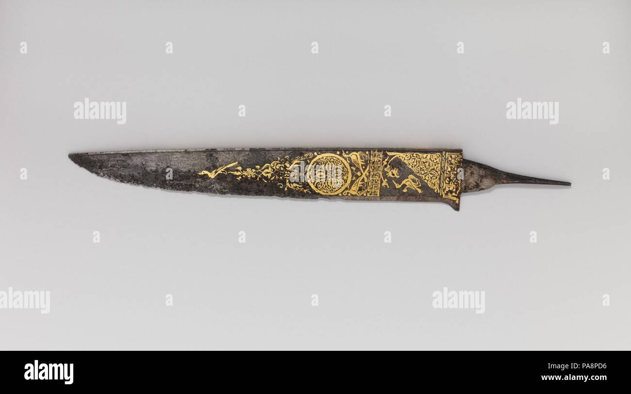 Lama di coltello. Cultura: Afghanistani. Dimensioni: L. 6 3/8 in. (16,2 cm); W. 11/16 in. (1,7 cm); Wt. 0.5 oz. (14,2 g). Data: XI - XIII secolo. Il finemente damascened ornamento d'oro su questo diminutivo la lama lo identifica come appartenente ad un piccolo e solo recentemente riconosciuto gruppo di decorata in modo analogo i coltelli. In base allo stile di decorazione, sono stati attribuiti alla Ghaznavid o Seljuq dinastie, che una volta dominava parti del presente-giorno Iran, Afghanistan e India settentrionale. Museo: Metropolitan Museum of Art di New York, Stati Uniti d'America. Foto Stock