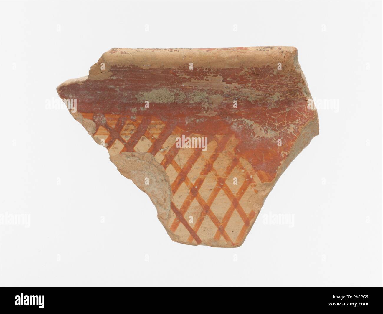 In terracotta di frammento di rim con un tratteggio trasversale al di sotto della fascetta. Cultura: micenea i. Dimensioni: 2 1/16 x 2 3/4 × 3/8 in. (5,3 × 7,1 × 1 cm). Data: ca. 1400 A.C. Da Micene Rim frammento con dark tratteggio incrociato sulla massa di luce. Museo: Metropolitan Museum of Art di New York, Stati Uniti d'America. Foto Stock