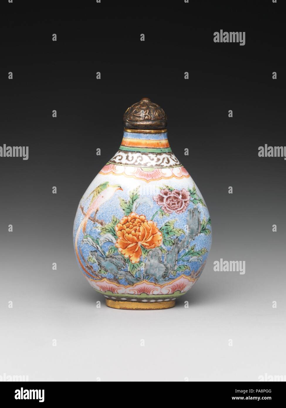 Il tabacco da fiuto bottiglia con peonia e Bird. Cultura: la Cina. Dimensioni: H. 2 5/16 in (5.9 cm). Museo: Metropolitan Museum of Art di New York, Stati Uniti d'America. Foto Stock