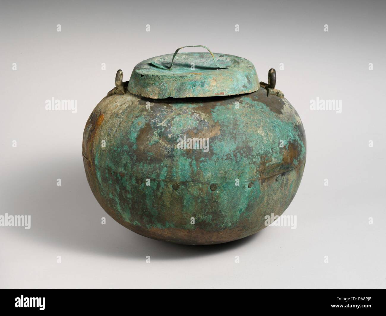 Calderone di bronzo. La cultura etrusca. Dimensioni: H.: 11 5/16 in. (28,7 cm) Diam.: 15 5/8 in. (39,7 cm). Data: ca. 550 A.C. Fatta di due grandi bronzo emisferica con cautela i fogli rivettati insieme al ventre il punto mediano. Pesanti allegati circolare, forse da maniglie oscillante, al fianco della bocca. Museo: Metropolitan Museum of Art di New York, Stati Uniti d'America. Foto Stock