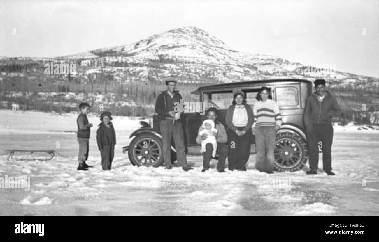 100 Geddes e Smith le famiglie con la prima auto di Teslin - Tlingit - Teslin Yukon 1926 Foto Stock