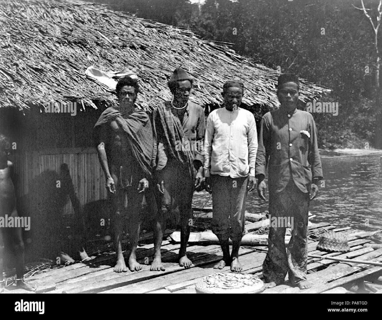 107 GRoepsportret van Hanafi, Saifoen, Korans van Angadi en de gids v... - Collectie stichting Nationaal Museum van Wereldculturen - TM-10009235 Foto Stock