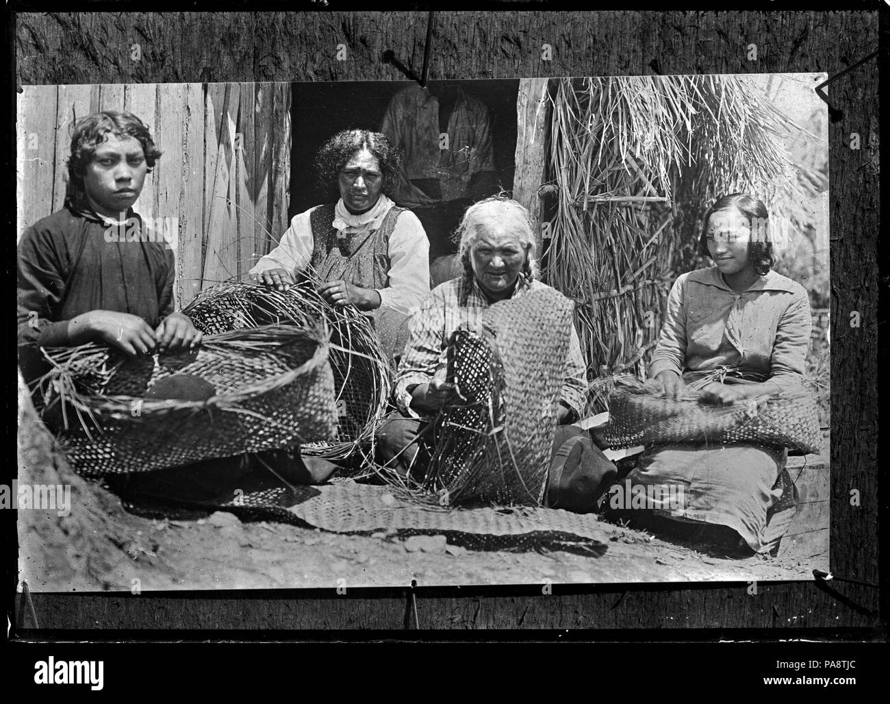 108 Gruppo di donne Maori tessitura cestini di lino (kete), a Rangiahua, 1918. ATLIB 297992 Foto Stock 108 Gruppo di donne Maori tessitura cestini di lino (kete), a Rangiahua, 1918. ATLIB 297992 Foto Stock
