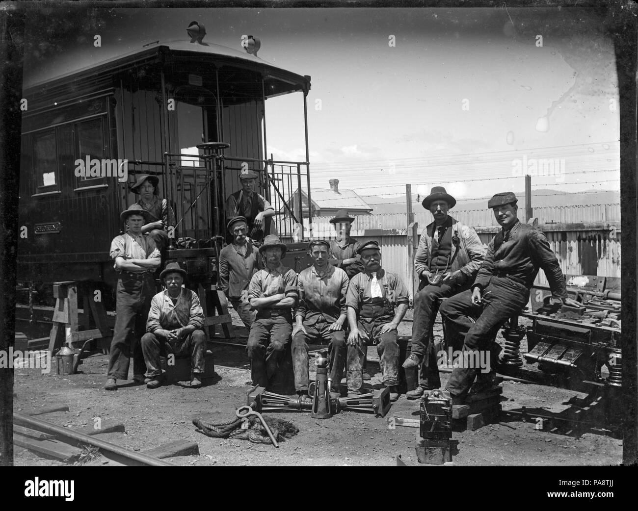 108 Gruppo di operai ferroviari con vari attrezzi e utensili, e il retro di un trasporto passeggeri visibile. ATLIB 277725 Foto Stock