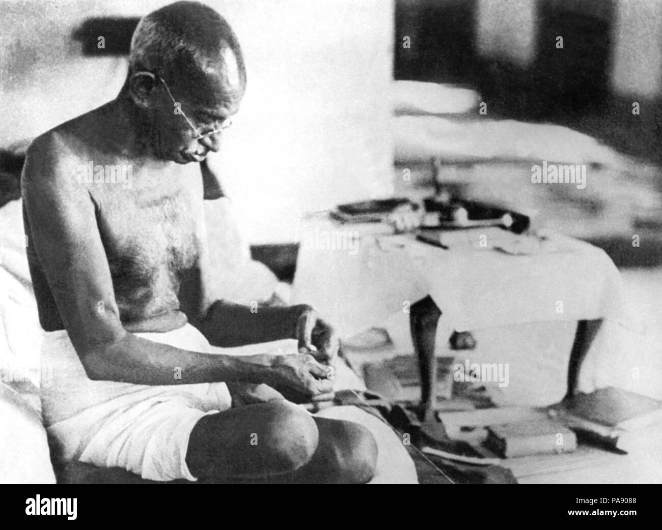 120 Gandhi la filatura 1942 Foto Stock
