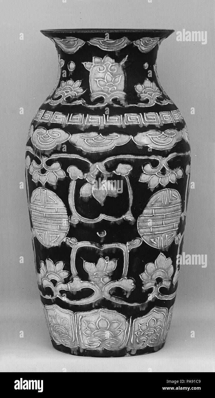Vaso. Artista: Bukkado (Giapponese). Cultura: il Giappone. Dimensioni: H. 14 1/2 in. (36,8 cm); Diam. 7 3/8 in. (18,7 cm); Diam. del cerchione 6 1/8 in. (15,6 cm); Diam. di base 5 1/4 in. (13,3 cm). Data: del XIX secolo. Museo: Metropolitan Museum of Art di New York, Stati Uniti d'America. Foto Stock
