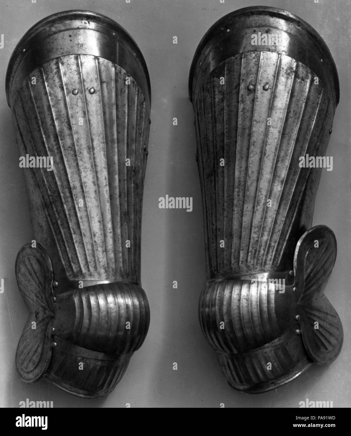 Coppia di difese della coscia (Cuisses) con le difese del ginocchio (Poleyns). Cultura: tedesco, di Norimberga. Dimensioni: ciascuno H. 16 3/4 in. (42,5 cm); W. 7 1/4 in. (18,4 cm). Data: XVI secolo. Museo: Metropolitan Museum of Art di New York, Stati Uniti d'America. Foto Stock