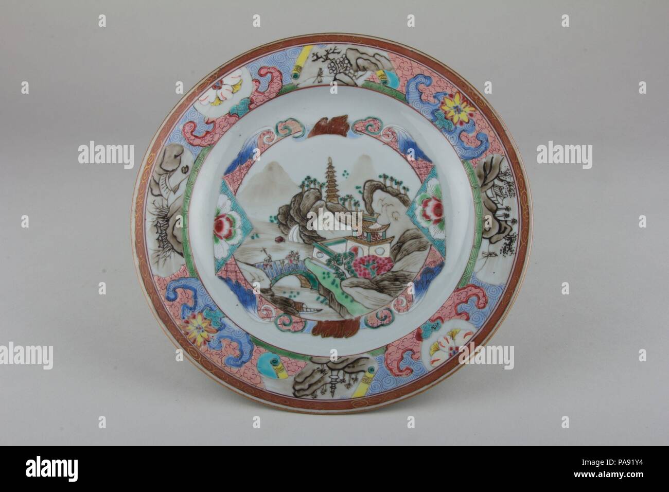 Piastra. Cultura: la Cina. Dimensioni: diam. 8 3/4 in. (22,2 cm). Museo: Metropolitan Museum of Art di New York, Stati Uniti d'America. Foto Stock