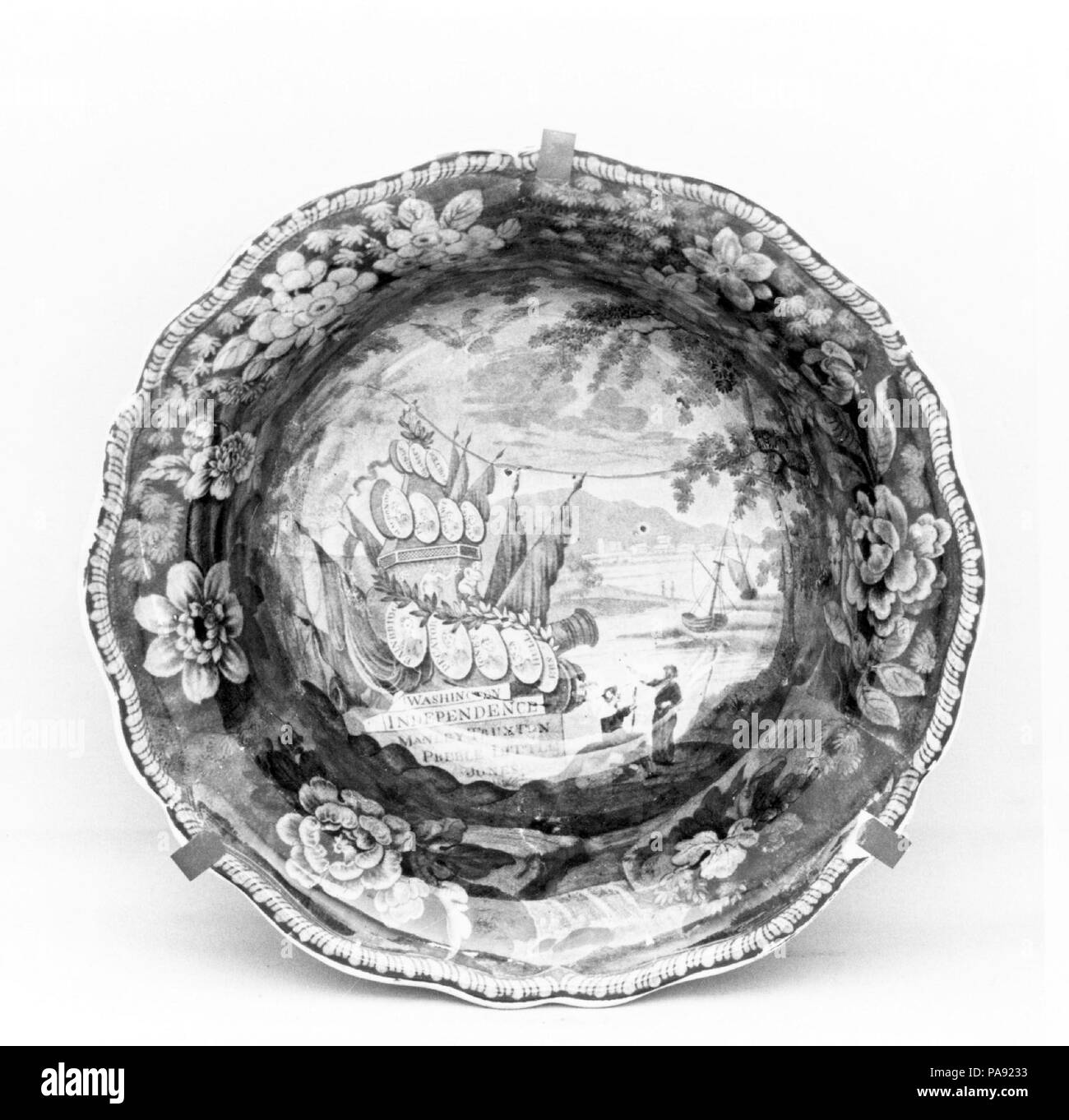 Piastra. Cultura: inglese (il mercato americano). Dimensioni: diam. 8 3/4 in. (22,2 cm). Autore: eventualmente Ralph Stevenson & Williams (active ca. 1825-27). Data: ca. 1825-ca. 1827. Questo blu e bianco-trasferimento stampato piastra di terracotta eventualmente realizzato dalla ditta Staffordshire di Ralph Stevenson & Williams offre una vista del City Hotel si trova sul lato ovest di Broadway tra il Tamigi e cedro di strade di New York. Costruito nel 1794 con cinque piani e settanta-otto camere, il City Hotel è stato New York più famosi hotel precoce e forse il primo americano struttura costruita e utilizzata esclusivamente come un hotel. Foto Stock