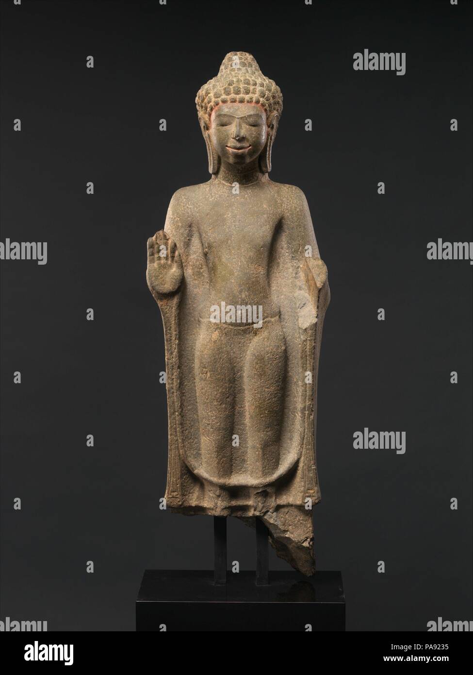 Statua di Budda. Cultura: Thailandia. Dimensioni: H. 32 1/8 in. (81,6 cm); W. 11 a. (27,9 cm); D. 6. (15,2 cm). Data: 7th-8secolo. Notevoli innovazioni nella iconografia religiosa sono state sviluppate durante il periodo Mon-Dvaravati. Per esempio, molti Buddha tenere entrambe le mani in un gesto di esposizione o l'insegnamento (vitarkamudra) che in India è confinata alla mano destra. Le immagini dal sito correlato di Prakhon Chai esibiscono anche questo doppio lato gesto, ma per il resto non è sconosciuta nel mondo buddista. Un'altra innovazione iconografico è stato quello di mettere una statua di Budda e fiancheggiante att Foto Stock